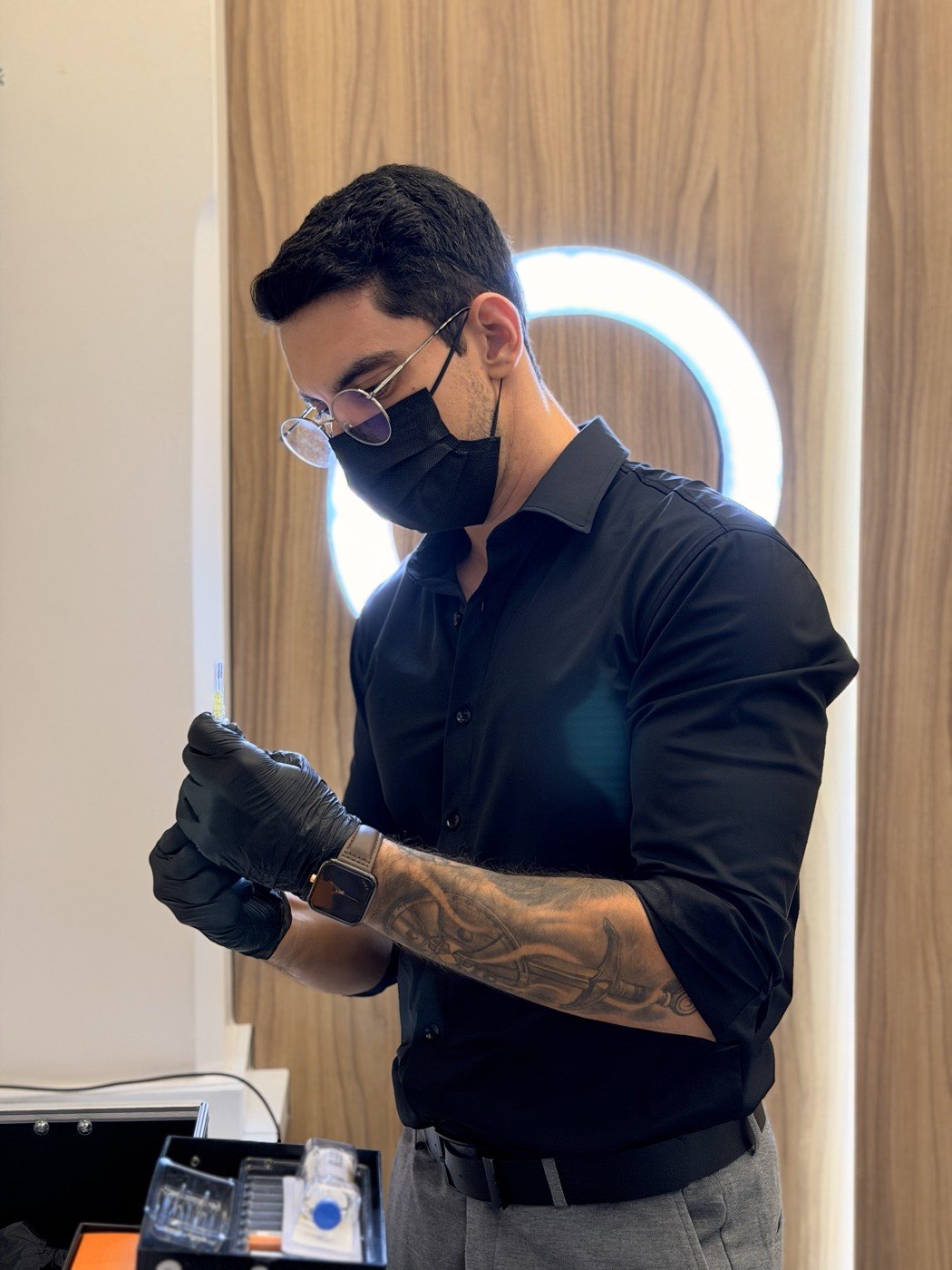 Dr. Marco Ferreira preparando um procedimento no consultório