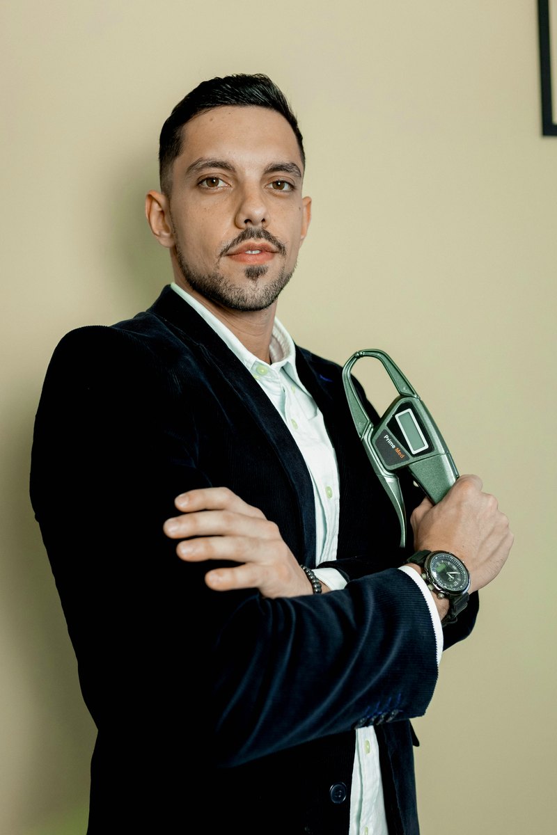 Dr. Marco Ferreira no consultório, segurando um adipômetro